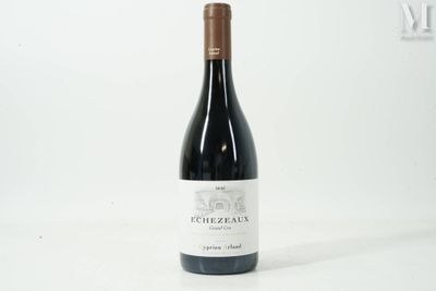 une bouteille de vin posée sur une table