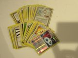 un lot de cartes posées sur une table