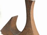 une lampe de table en bois surmontée d'un abat-jour beige