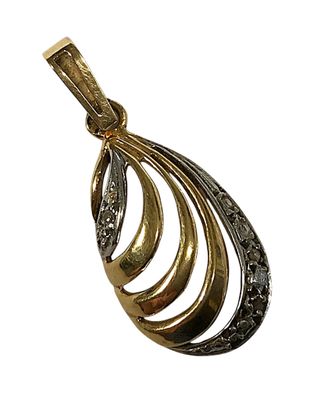 gros plan d'un pendentif en or sur fond blanc
