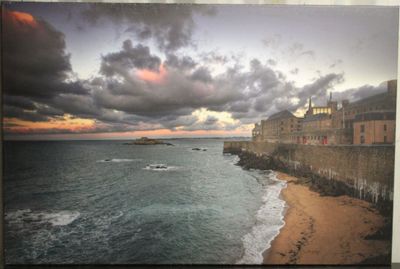 une photo d'une photo représentant une plage avec un bâtiment en arrière-plan