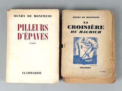 deux livres posés l'un sur l'autre sur une table
