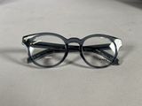 une paire de lunettes posées l'une à côté de l'autre sur une table