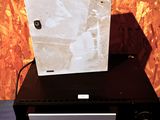 une photo d'un micro-ondes posé sur une boîte