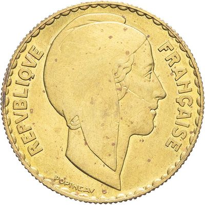 gros plan d'une pièce d'or avec le profil d'un homme