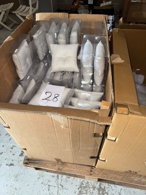une boîte en carton contenant de nombreux objets