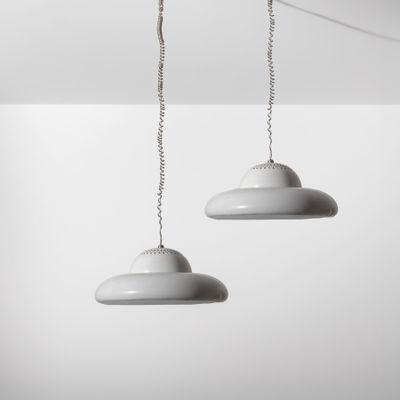 deux suspensions blanches suspendues au plafond d'une pièce blanche