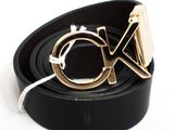 une ceinture en cuir noir avec une boucle dorée et une cordelette blanche