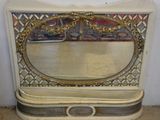 un miroir posé sur une table
