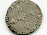 une vieille pièce d'argent portant une inscription sur un fond blanc