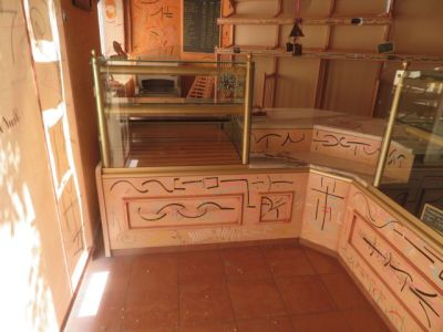 une photo d'une vitrine sur laquelle figurent des inscriptions égyptiennes