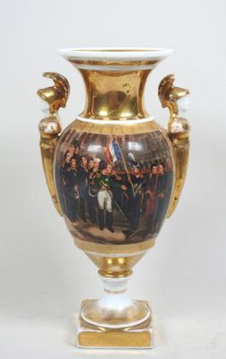 un vase en or orné d'une peinture, posé sur une table