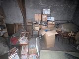 une pièce avec beaucoup de cartons et des cartons sur le sol