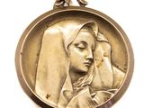 gros plan d'une médaille sur une surface blanche