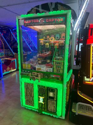 une console de jeux posée au milieu d'une pièce