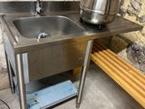 un évier en inox sur lequel est posée une bouilloire