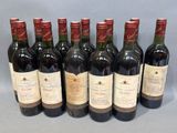 six bouteilles de vin sont alignées sur une table