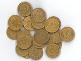 une pile de vieilles pièces de monnaie sur une surface blanche