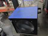 une boîte bleue posée sur un chariot dans un entrepôt