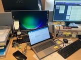 un bureau sur lequel se trouvent deux ordinateurs et un clavier