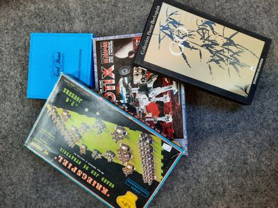 trois DVD sont posés par terre, les uns à côté des autres