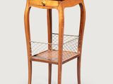 une photo d'une table d'appoint sur laquelle se trouve un panier