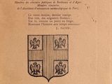 un vieux livre avec l'image d'un blason