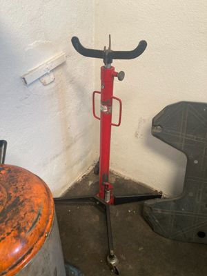 un scooter rouge appuyé contre un mur