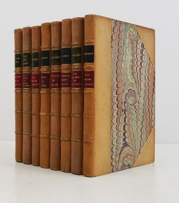 quatre livres sont alignés sur une surface blanche