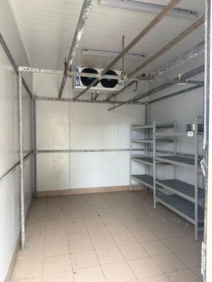 une pièce avec beaucoup d'étagères