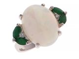 une bague en oplite blanche et émeraude