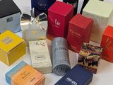 de nombreux types de boîtes différents sur un fond blanc