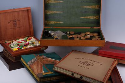 tout un tas de cartons empilés sur une table