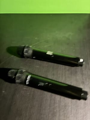 deux microphones posés sur une table