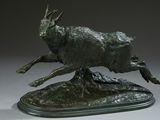 sculpture en bronze représentant une chèvre en pleine course, posée sur un socle reposant sur une surface grise
