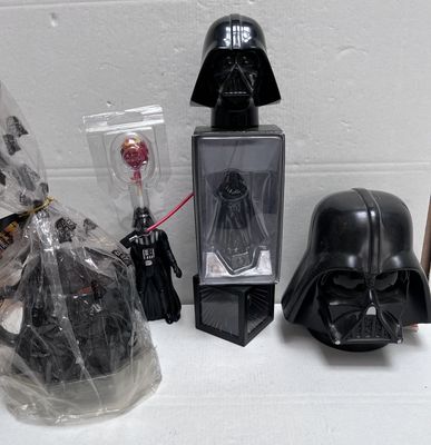 il y a plein d'objets liés à Dark Vador sur la table