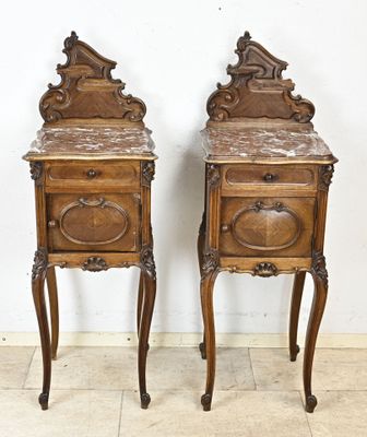paire de tables de chevet anciennes en bois sculpté avec plateau en marbre