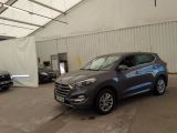 un SUV gris garé dans un garage avec d'autres voitures