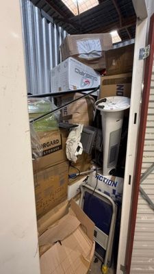 une pièce avec beaucoup de cartons et des cartons sur le sol