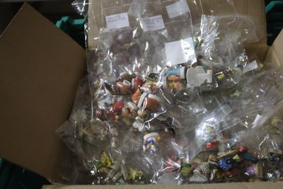 une boîte en carton remplie de jouets divers
