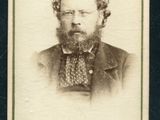 portrait d'un homme barbu portant des lunettes à monture noire