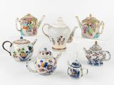 de nombreux types de théières et de tasses sur la table