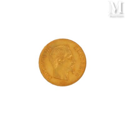 gros plan d'une pièce d'or sur une surface blanche