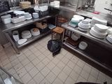 une cuisine où il y a beaucoup d'assiettes et de bols sur le plan de travail