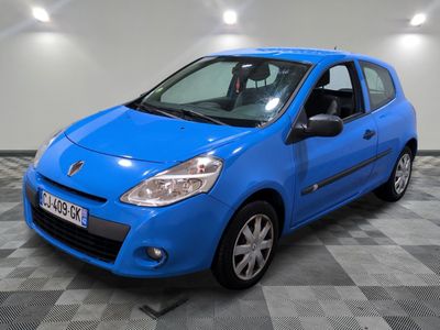 la petite voiture bleue est garée sur un carrelage à carreaux