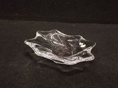un saladier en verre posé sur une surface noire