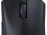 une souris d'ordinateur reliée à un câble d'ordinateur