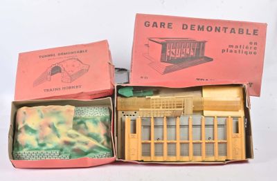 deux boîtes ouvertes permettant de voir le contenu d'un petit train miniature