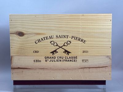 un gros plan d'une boîte en bois sur laquelle se trouve une clé