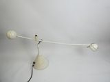 une lampe blanche posée sur une table blanche